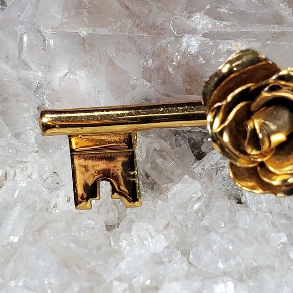 REDUCED!  Skeleton Key with Rose By Coro Brooch/Pin - Picture 4 of 5